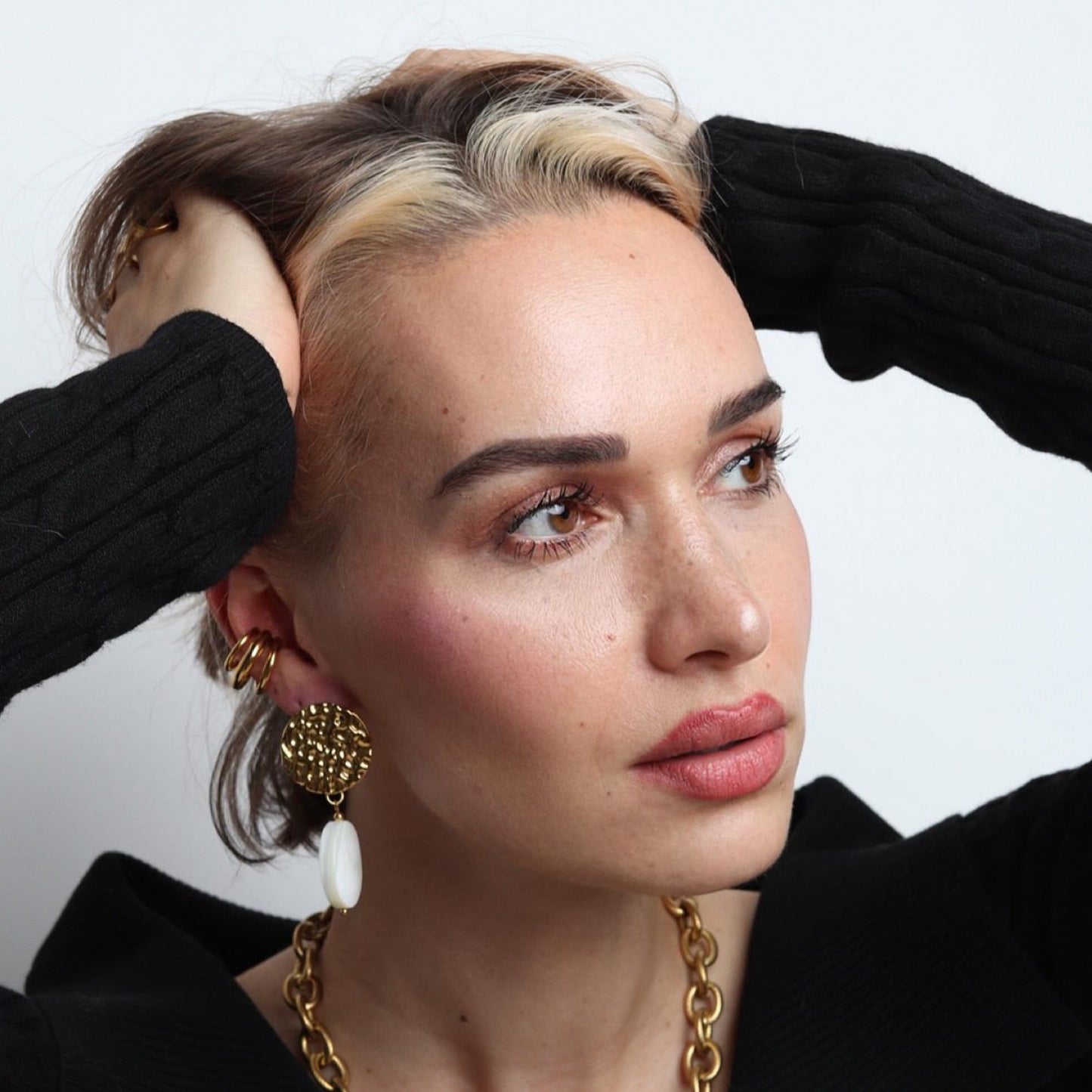 Murielle : Boucles d'oreilles avec de magnifiques pierres de nacre blanche