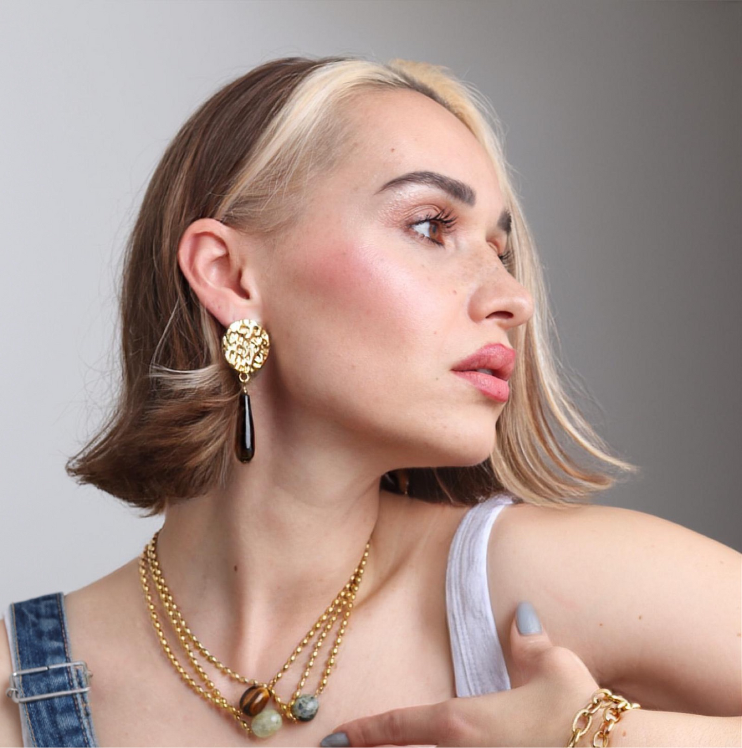 Boucles d’oreilles pendantes en œil de tigre – pierre de protection | L’Or Didon