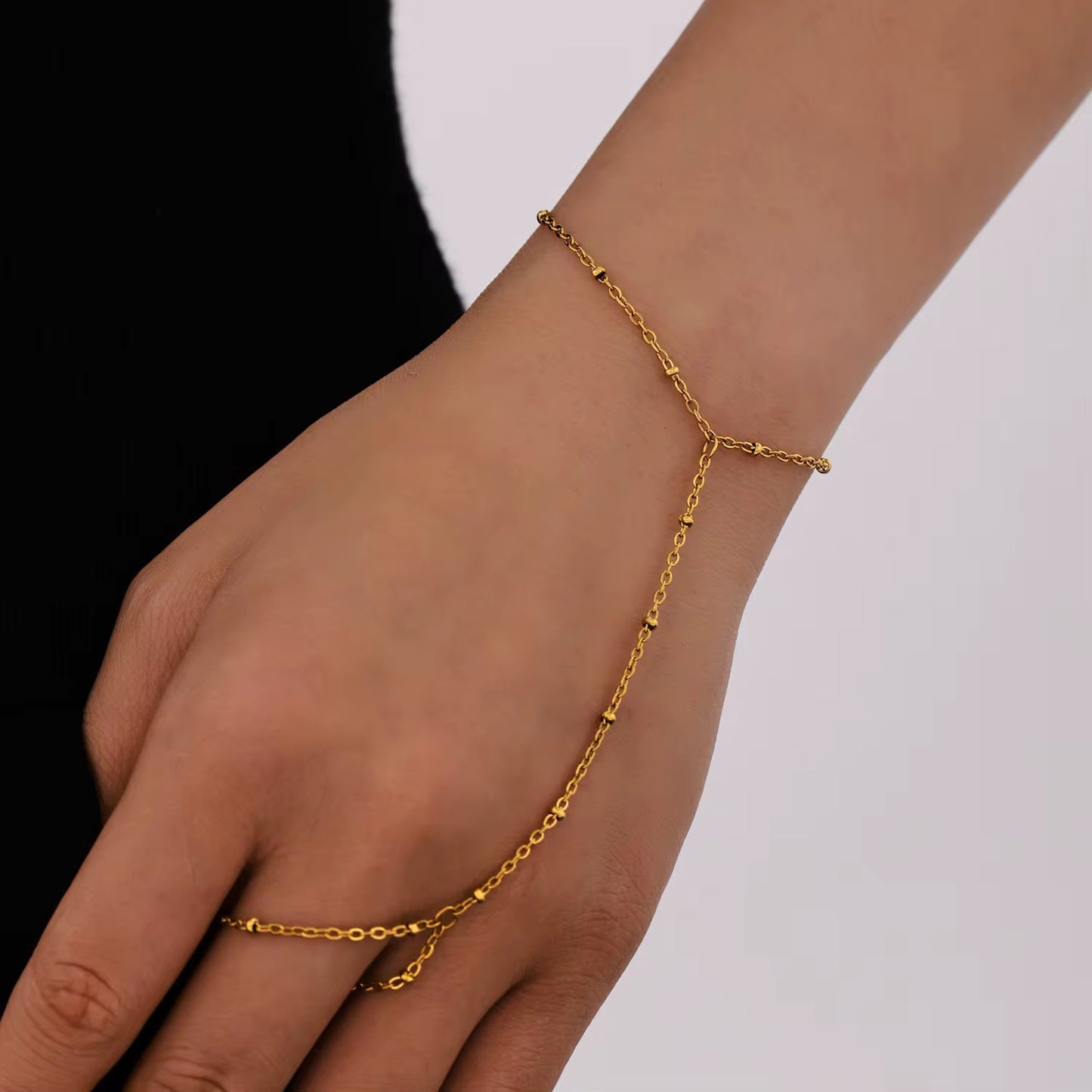 Bracelet de main chaîne perlée – bijou de main minimaliste élégant