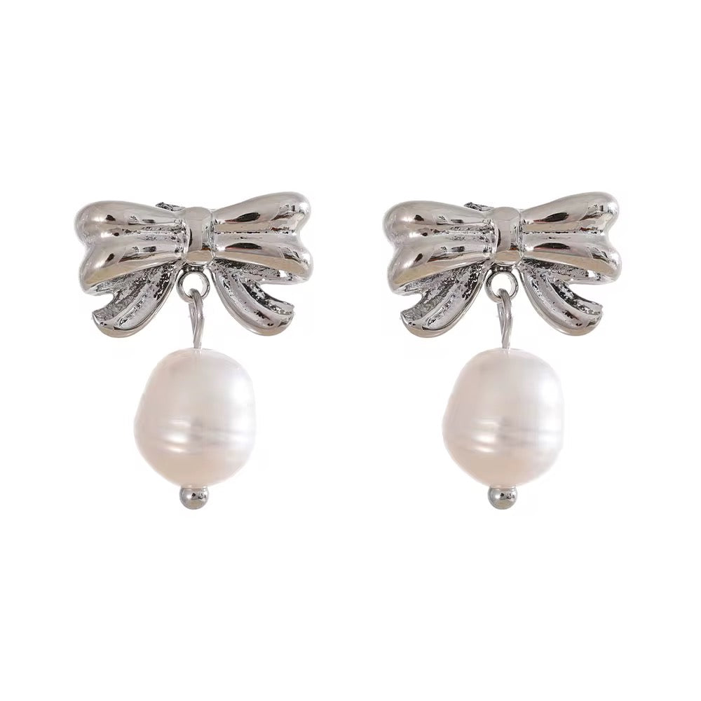 Boucles d’oreilles argentées nœud & perle naturelle | Élégantes et raffinées