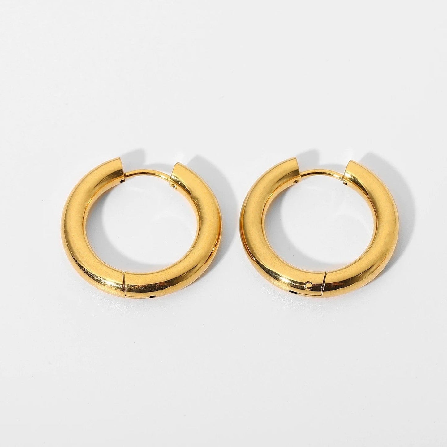 Boucles d'oreilles petites créoles classiques dorées