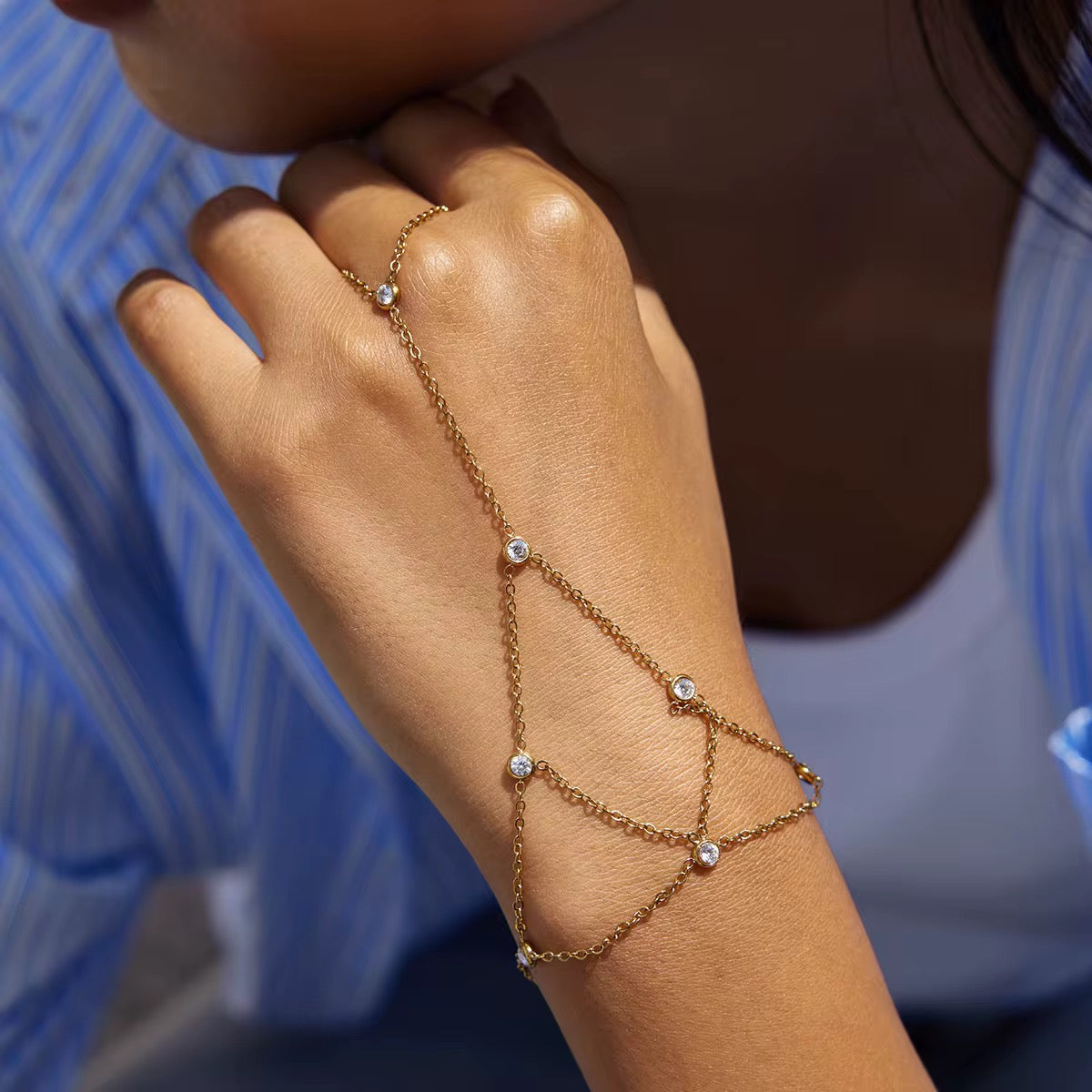 Un bijou de main orné de pierre de zirconium élégant et tendance L'or Didon