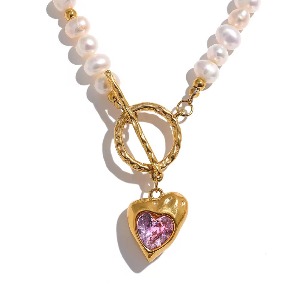 Collier perles naturelles moderne et pendentif cœur serti de zirconium. fermoir devant T. Bijou élégant, résistant à l’eau
