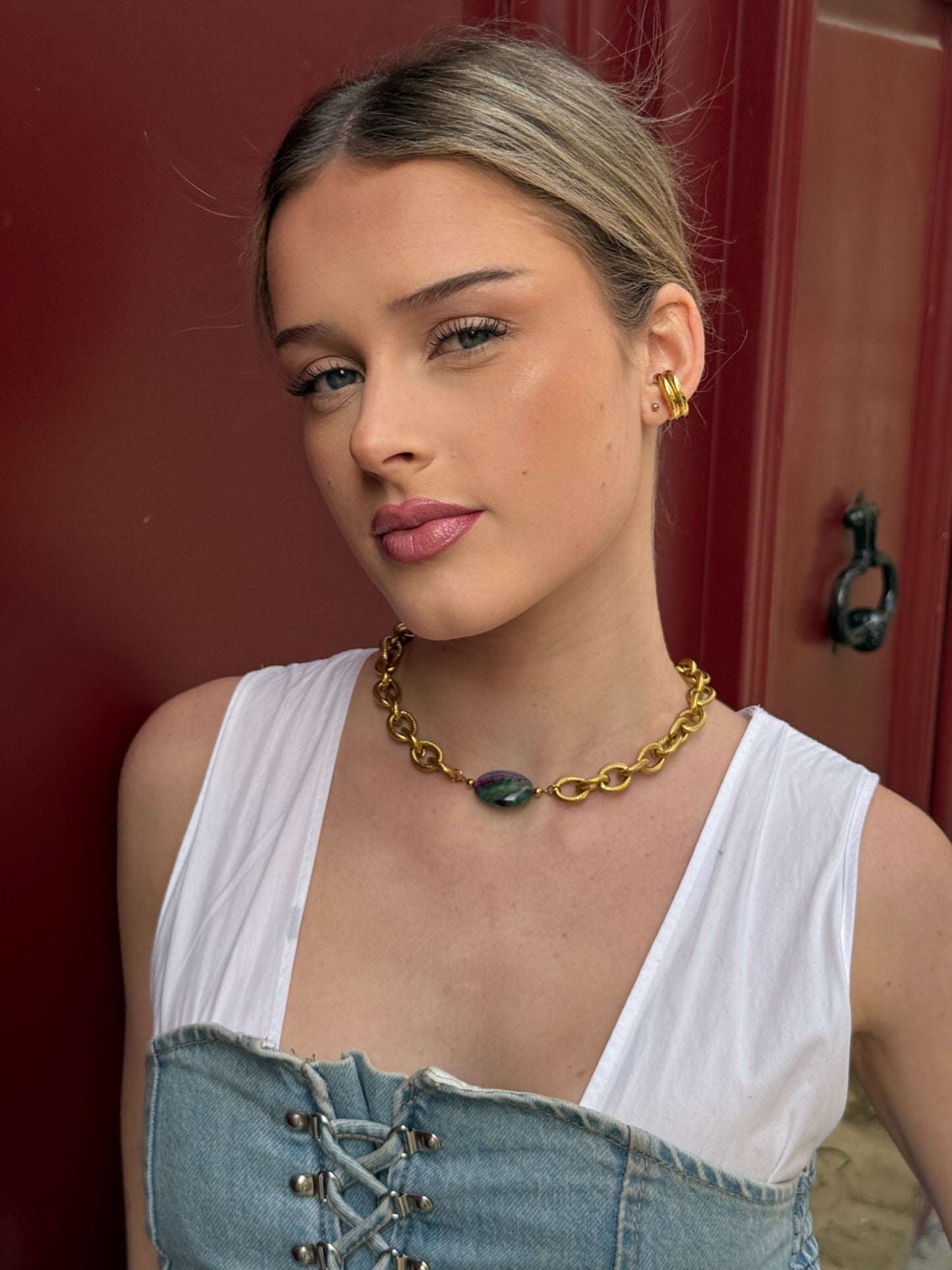 Collier Lydie grosse chaîne dorée avec pierre naturelle Fluorite au centre inspiration collier Loulou kitchen