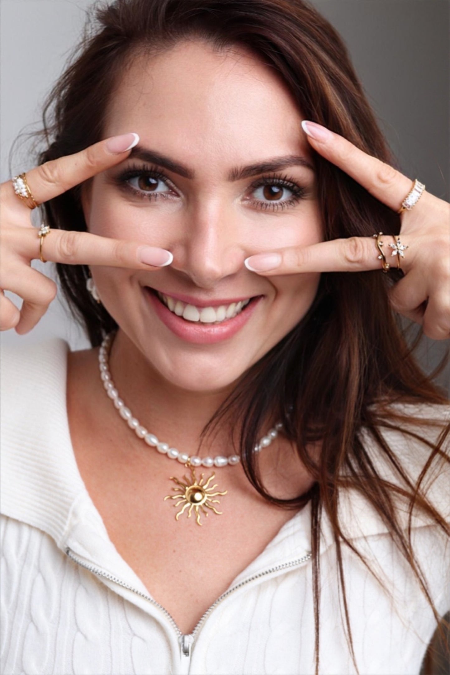 Collier en perles naturelles blanches avec pendentif soleil