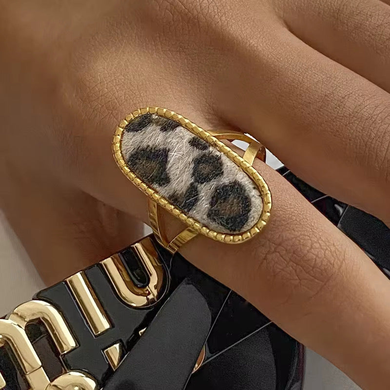 Bague panthère dorée ajustable revêtement tissu avec empreinte léopard