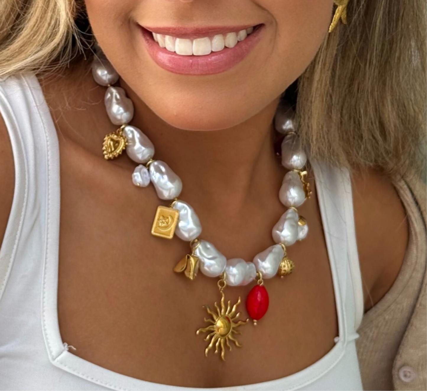 Collier Statement Soleil et Charms Dorés – Perles Baroques Fantaisie