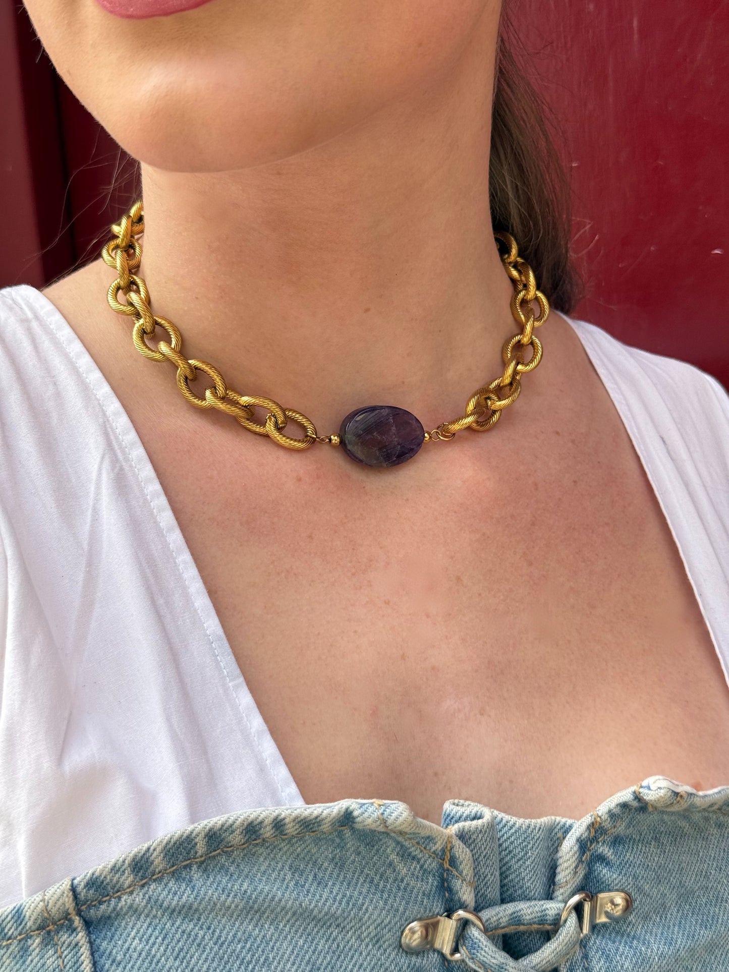 Collier Lydie grosse chaîne dorée avec pierre naturelle améthyste au centre inspiration collier Loulou kitchen