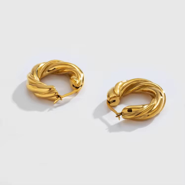 Boucles d’Oreilles “Livia” – Créoles Torsadées Dorées Plaqué Or L'or Didon