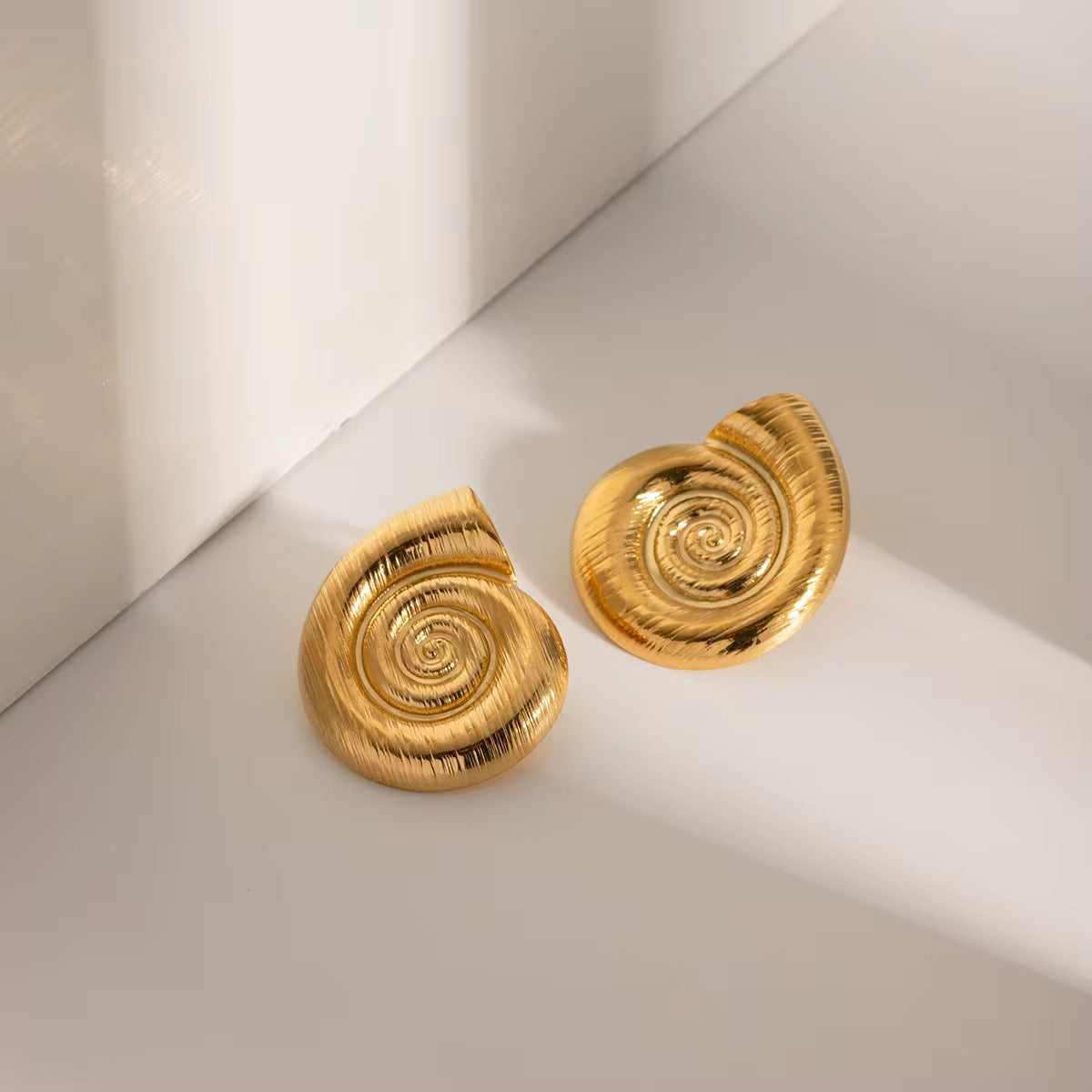 Boucles d’oreilles coquillage dorées ou argentées – Acier inoxydable hypoallergénique, légères & stylées.