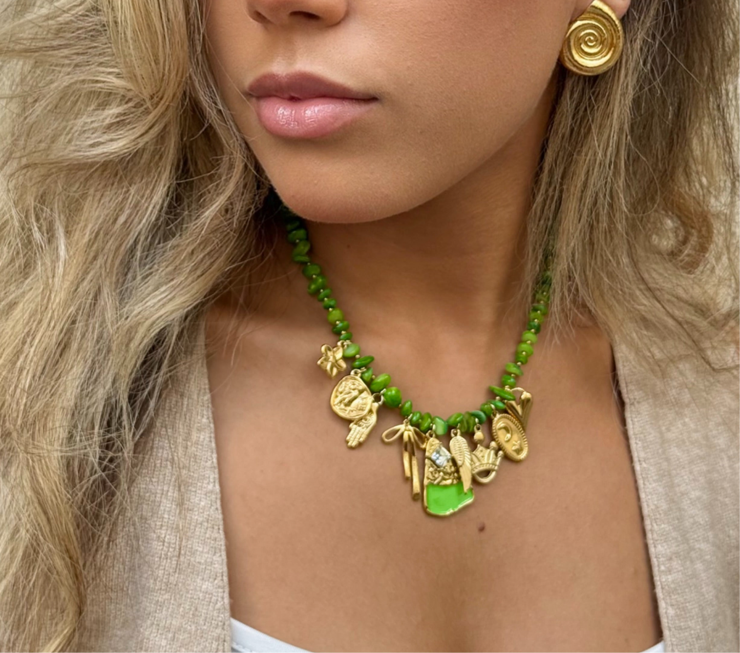 Collier vert en perles et charms dorés – Bijou statement tendance