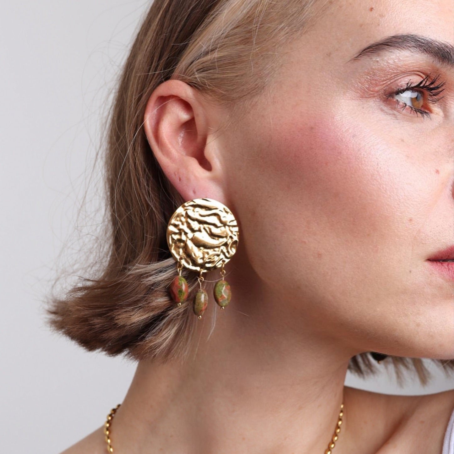 Gaïa : Boucles d'oreilles sublimées de trois pierres naturelles d'Unakite