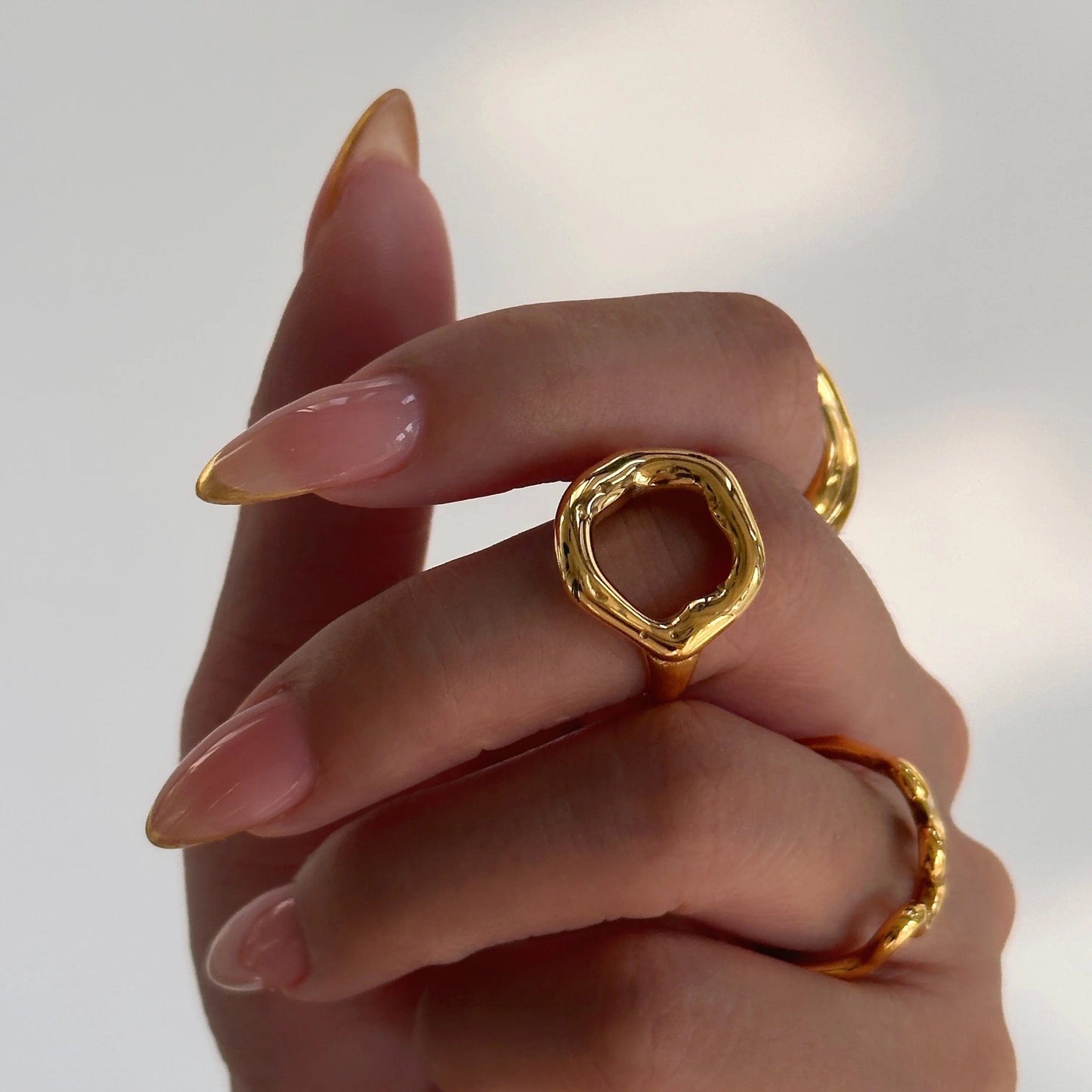 Cercle d’or : Bague martelée en acier inoxydable