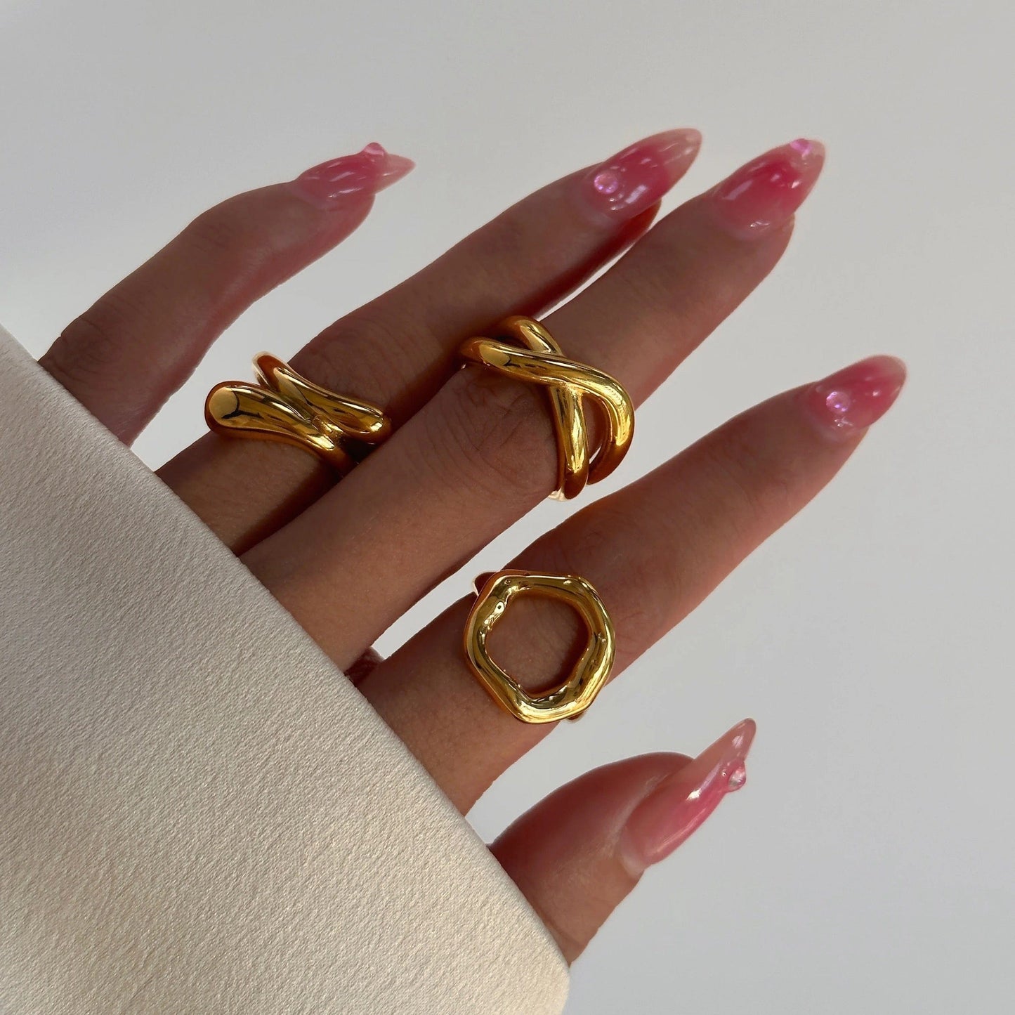 Cercle d’or : Bague martelée en acier inoxydable