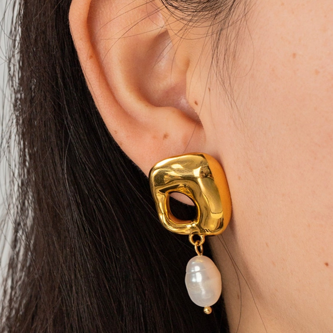Alba : Boucles d'oreilles pendantes sublimées de perle naturelle