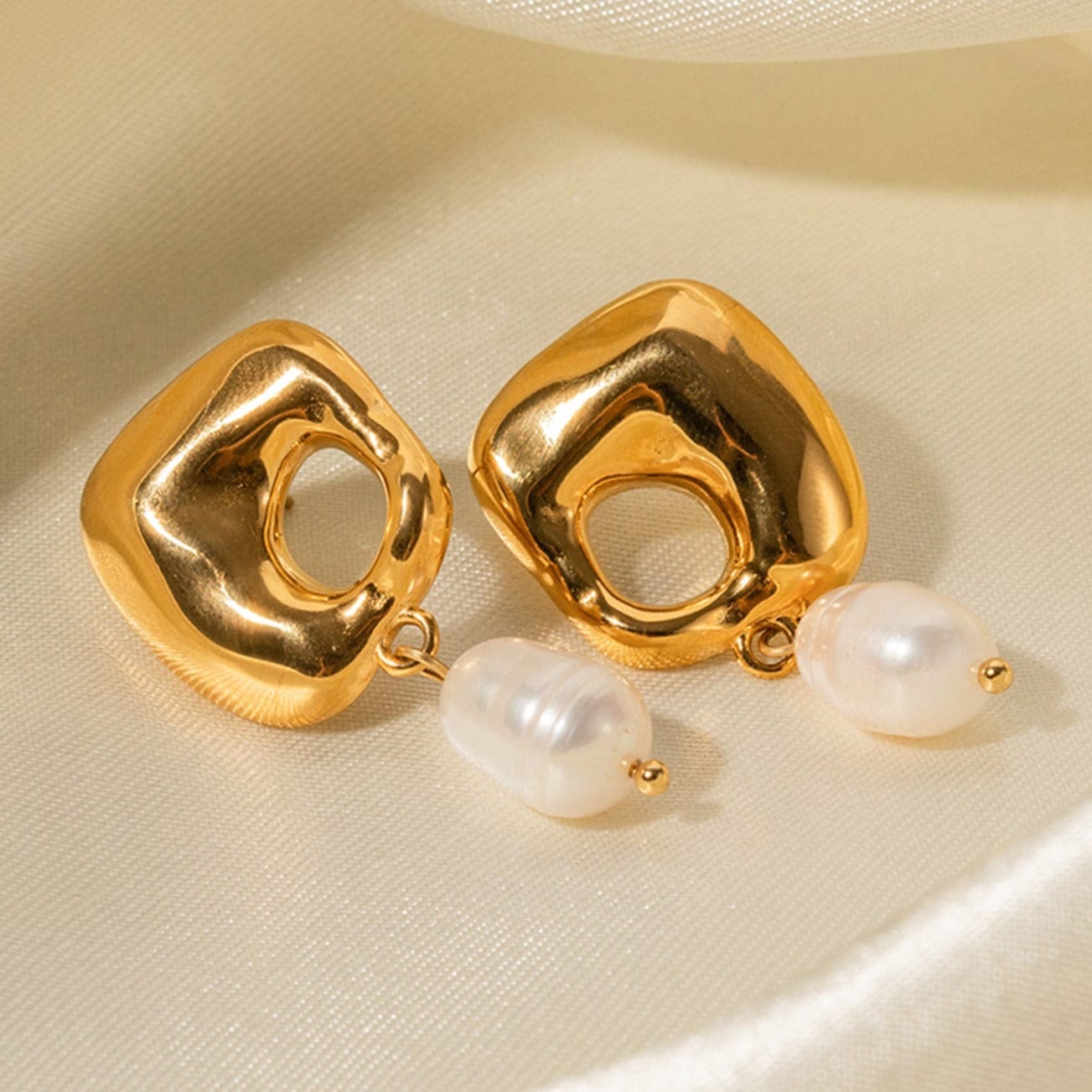 Alba : Boucles d'oreilles pendantes sublimées de perle naturelle