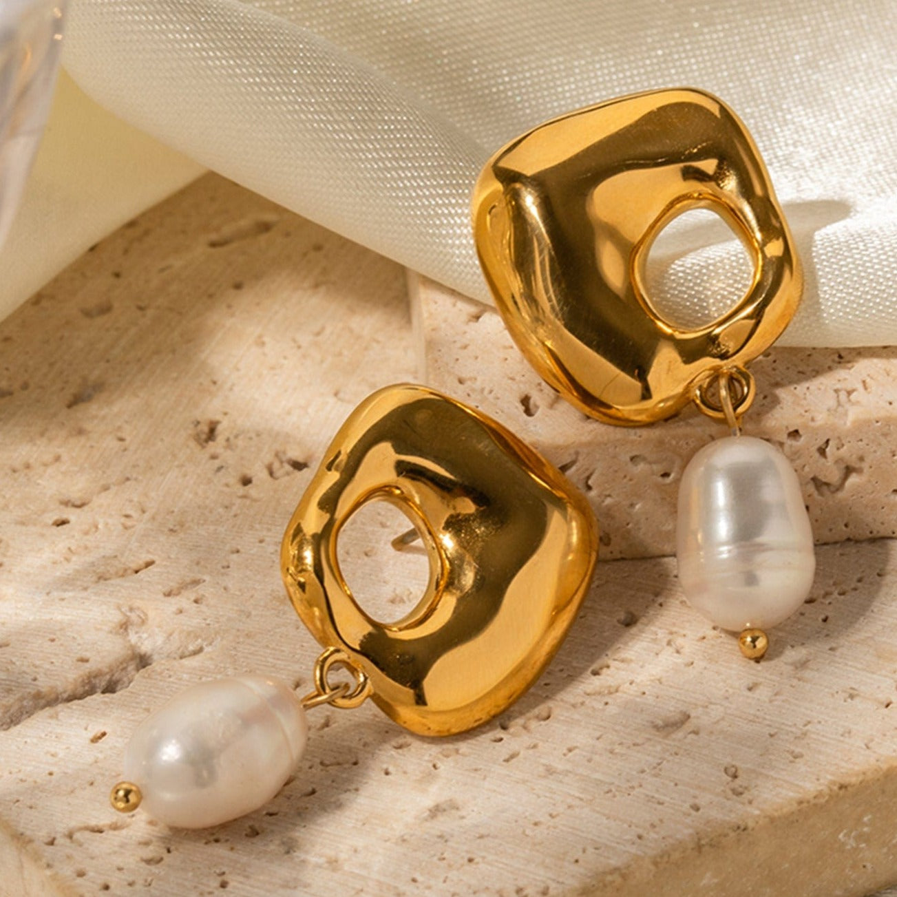 Alba : Boucles d'oreilles pendantes sublimées de perle naturelle