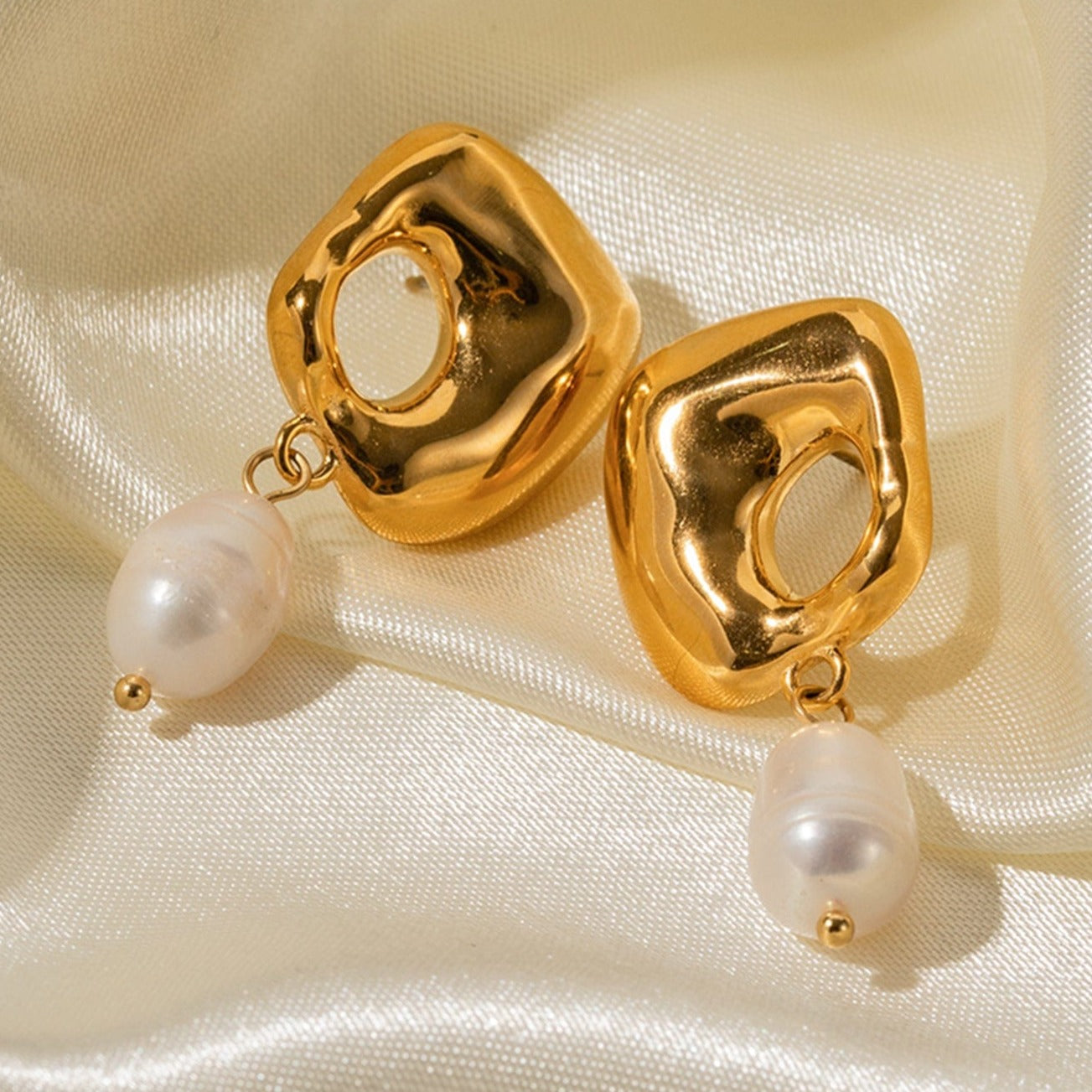Alba : Boucles d'oreilles pendantes sublimées de perle naturelle