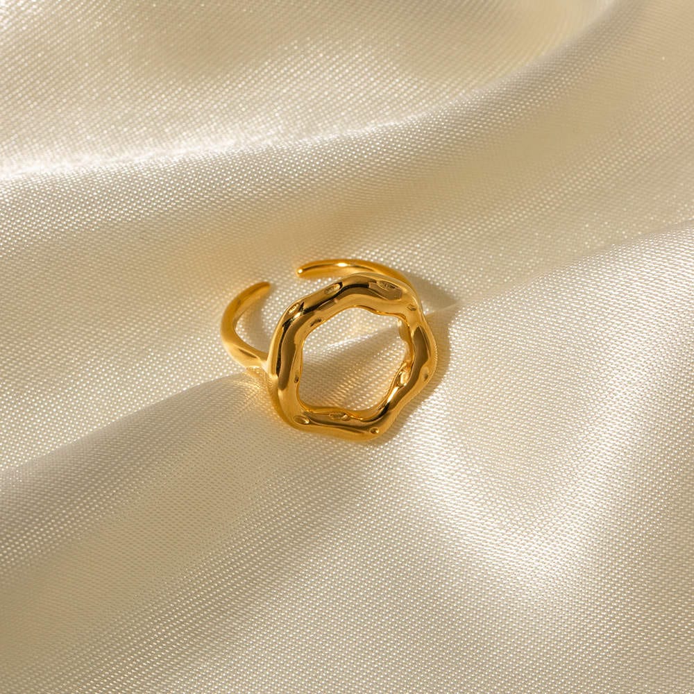 Cercle d’or : Bague martelée en acier inoxydable