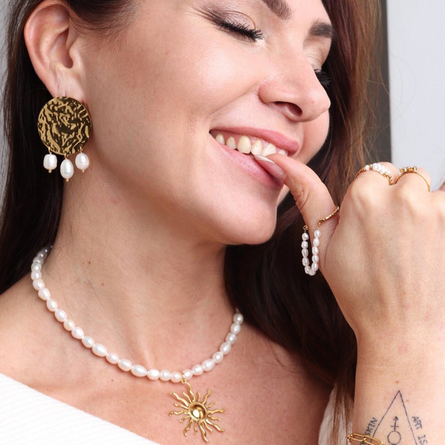 Baya : Boucles d’oreilles Martelées, sublimées de perles naturelles