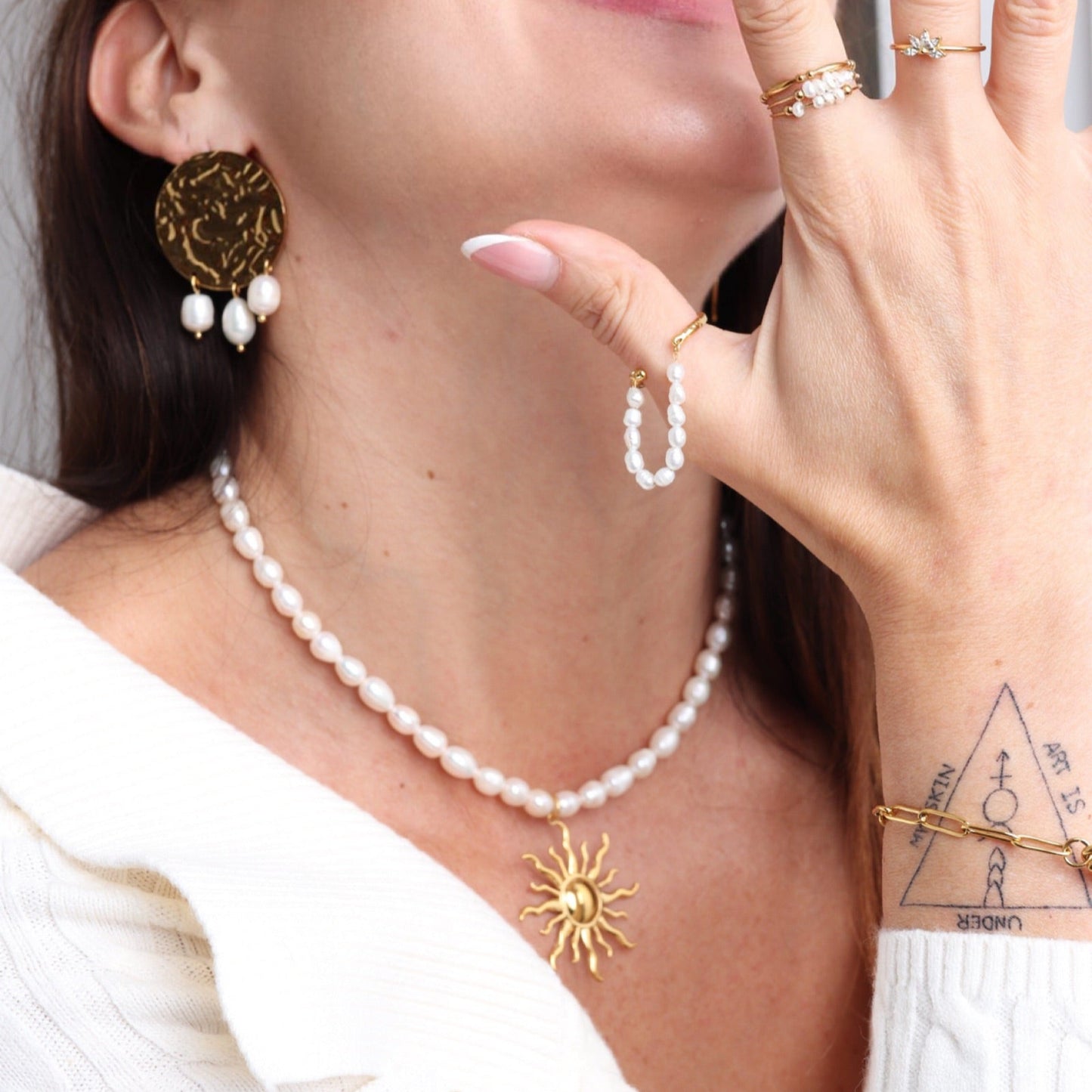 Baya : Boucles d’oreilles Martelées, sublimées de perles naturelles