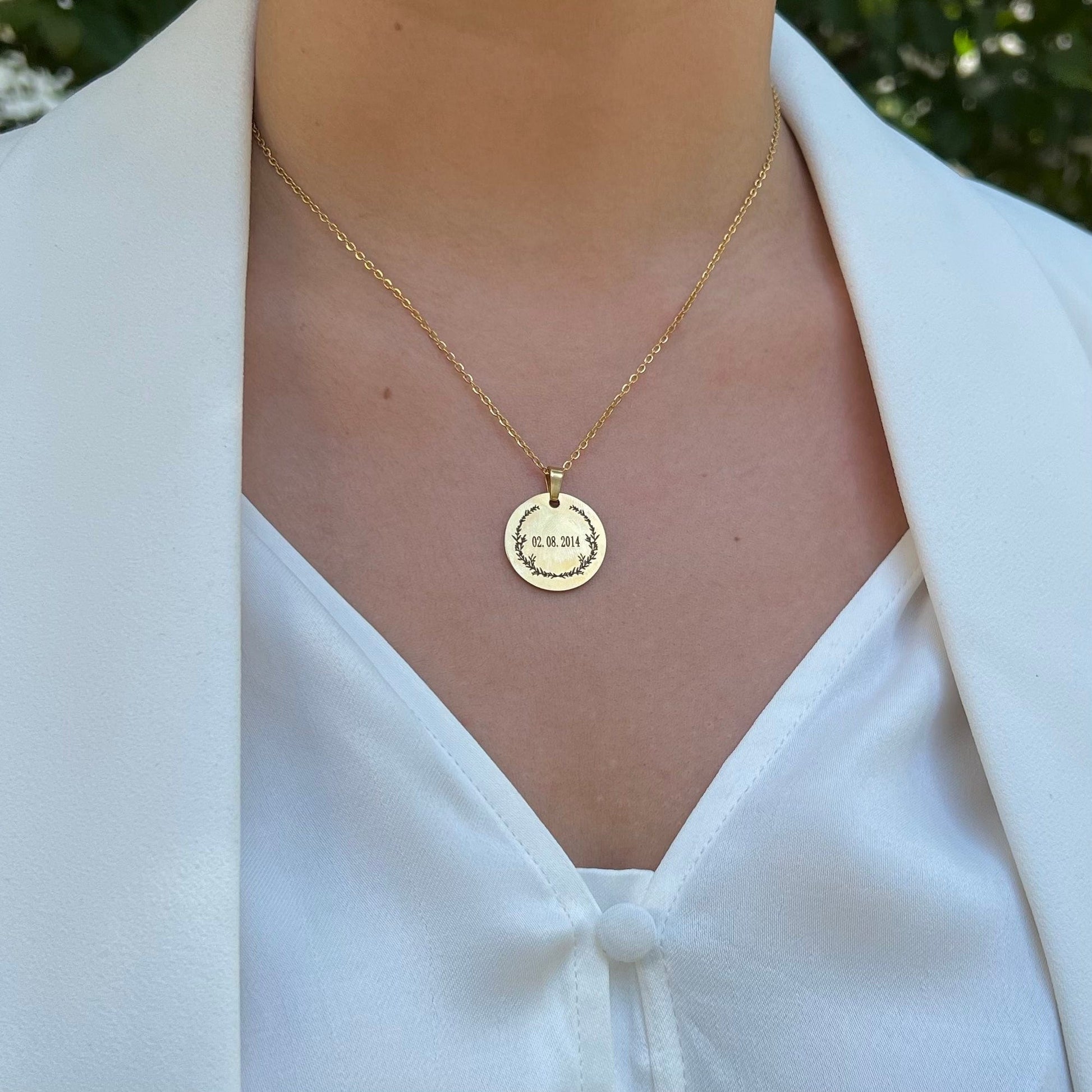 Collier personnalisé avec un médaillon gravé