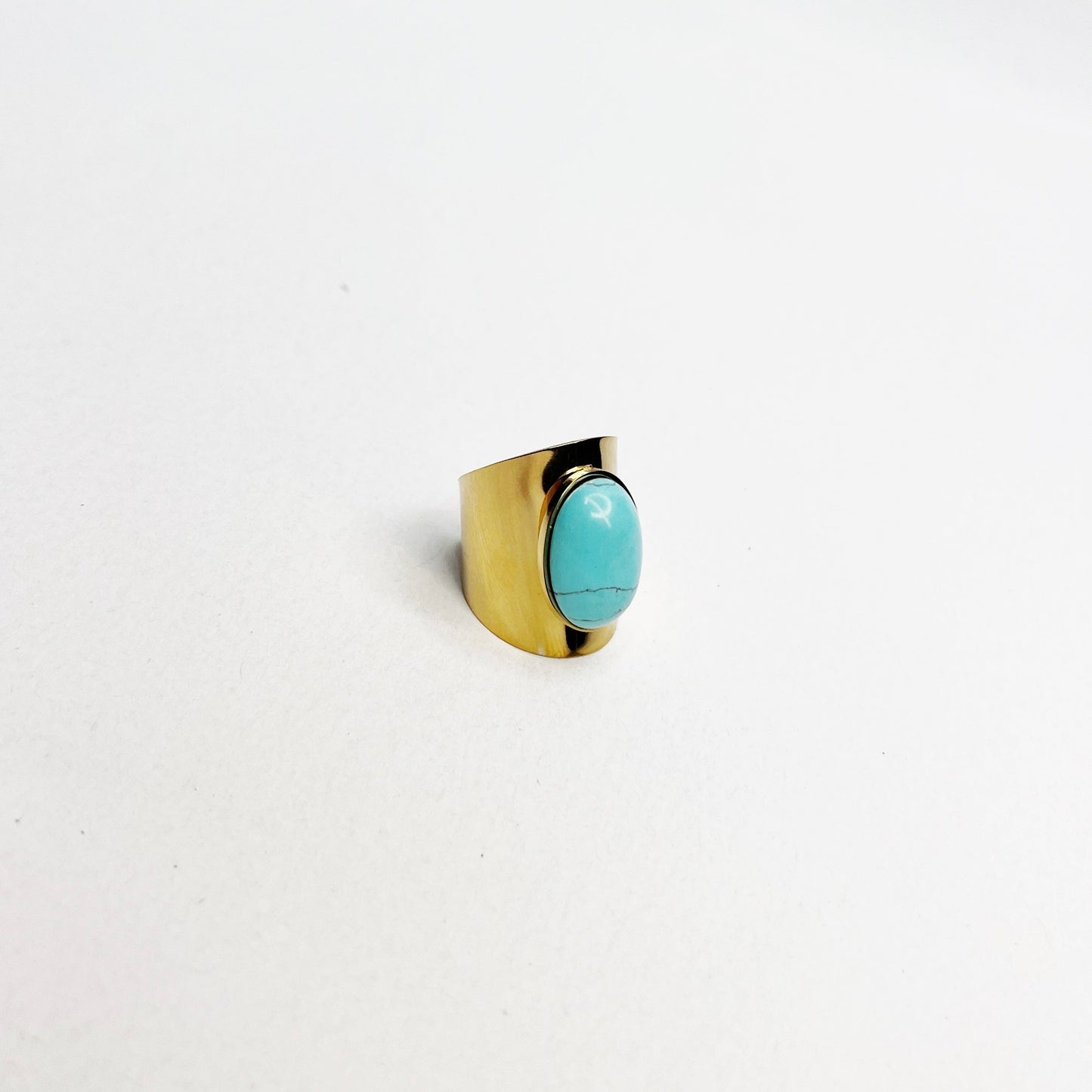 Orientale : Bague sertie d'une pierre naturelle polie