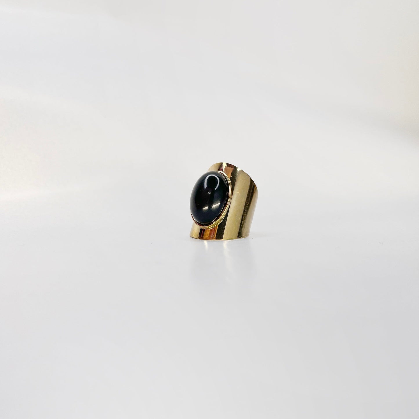 Orientale : Bague sertie d'une pierre naturelle polie