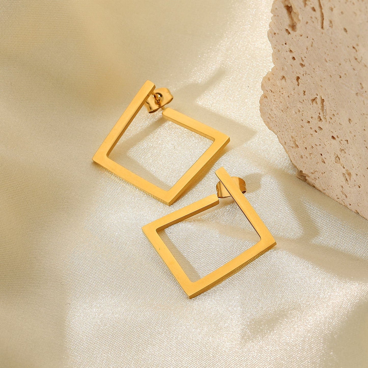 Boucles d'oreilles créoles carrées : Gold Square :