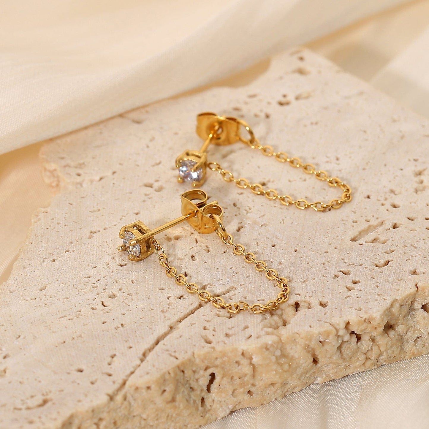 Boucles d'oreilles puces avec chaînette : Lina