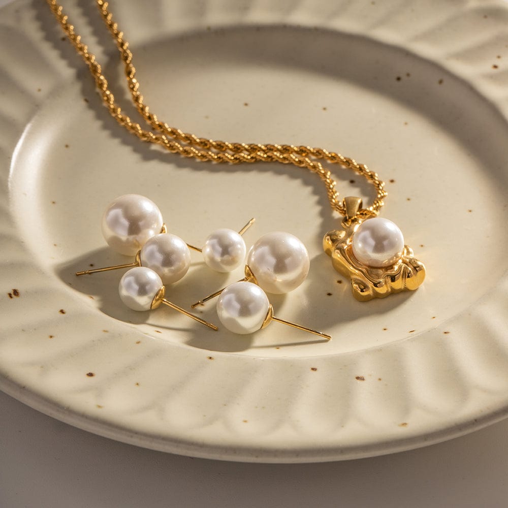 Lady D : Boucles d'oreilles puces perle blanche