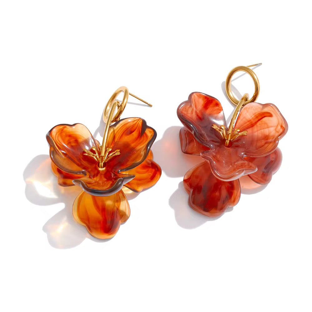 Flora : Boucles d’oreilles fleurs en résine marron – Acier chirurgical doré, légères & élégantes