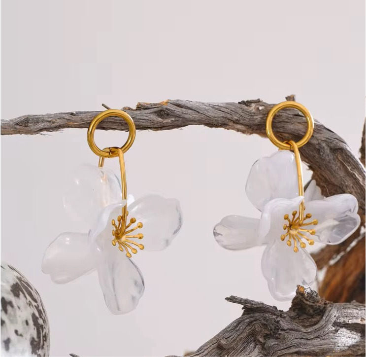 Flora : Boucles d’oreilles fleurs en résine blanche– Acier chirurgical doré, légères & élégantes