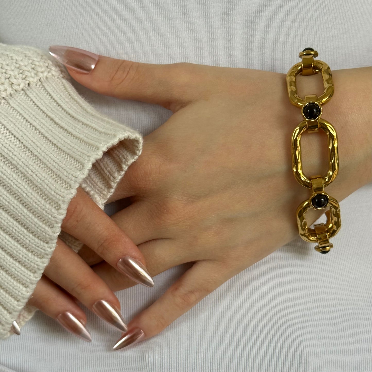 Maïwenn : Bracelet gros maillons doré et ornés de pierres semi précieuses