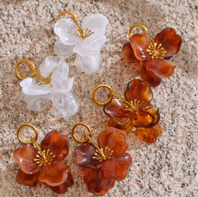 Flora : Boucles d’oreilles fleurs en résine blanche et ambrée – Acier chirurgical doré, légères & élégantes
