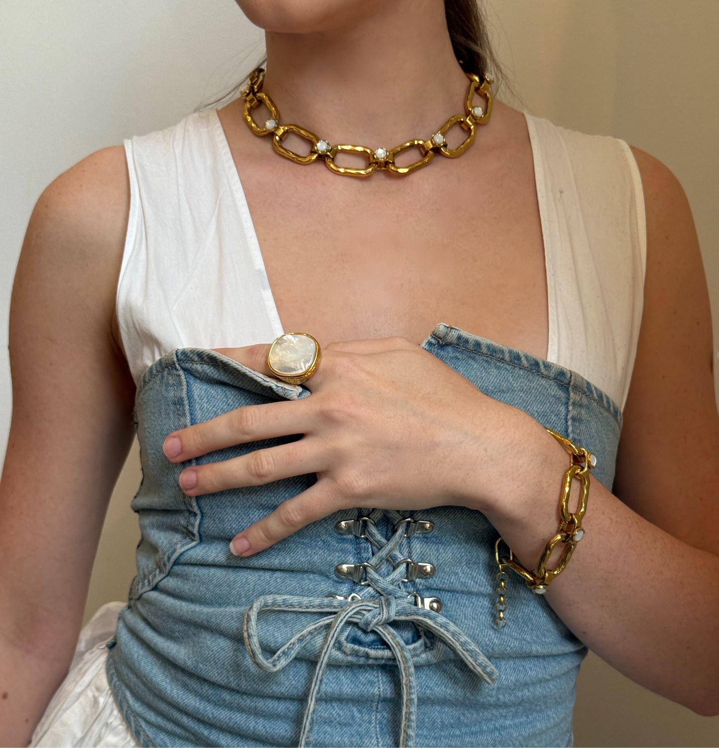 Collier choker gros maillons dorés ornés de  pierres de nacre blanches : Maïwenn