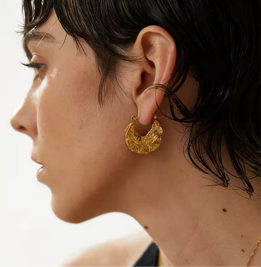 Boucles d’oreilles créoles dorées martelées 