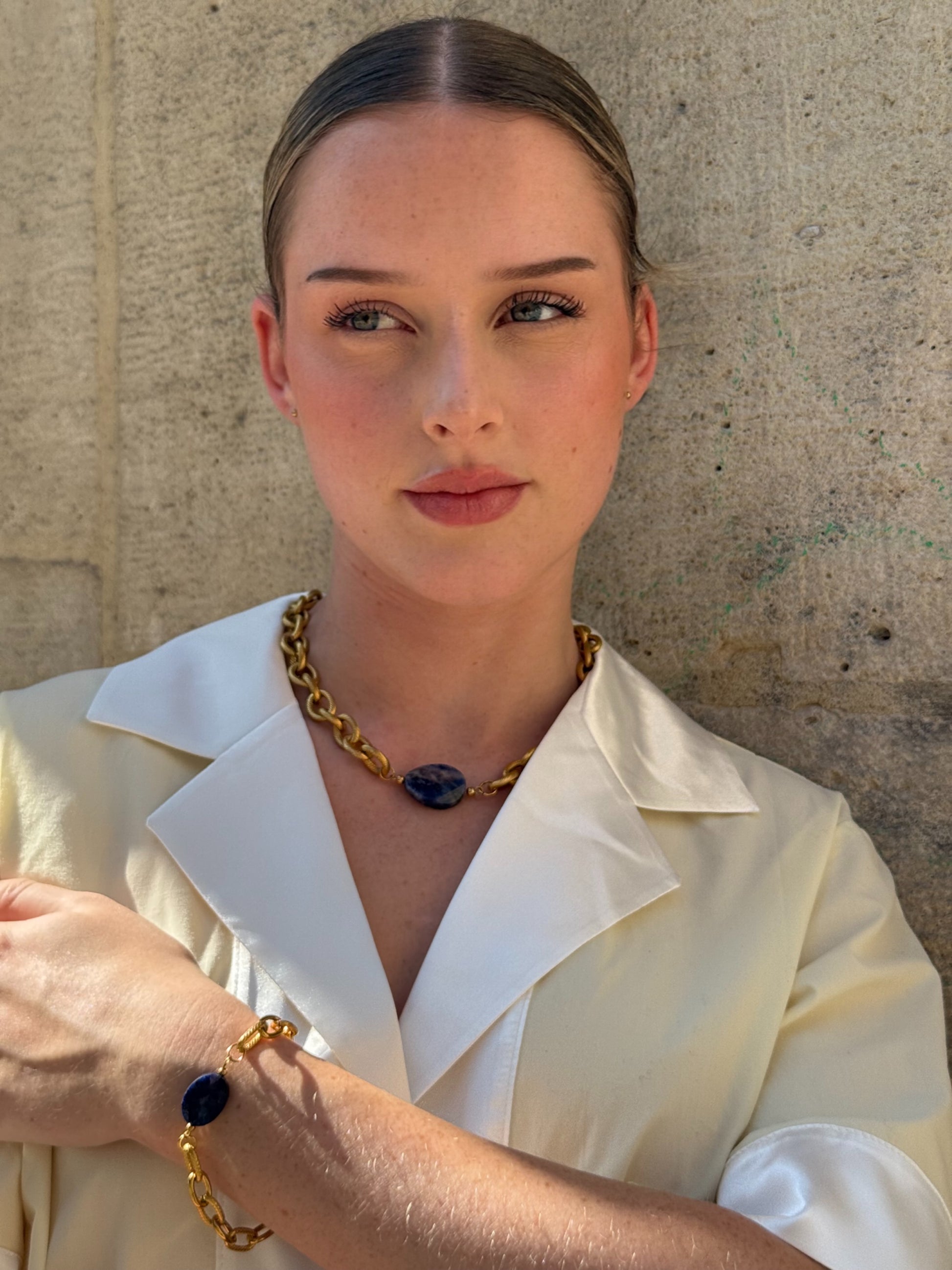 Collier Lydie grosse chaîne dorée avec pierre naturelle bleue au centre inspiration collier Loulou kitchen 