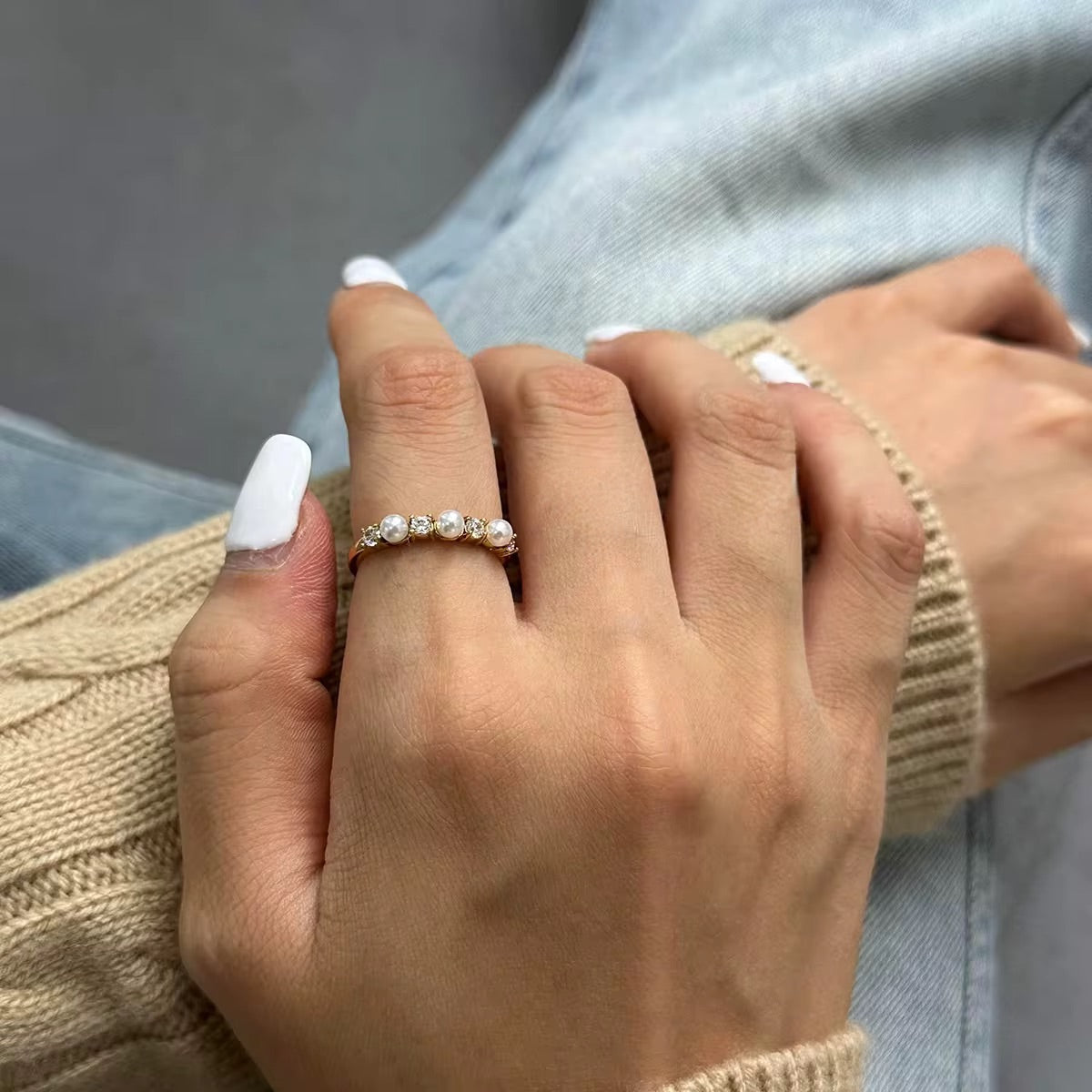  Brigitte : Bague ornée de perles et zirconium