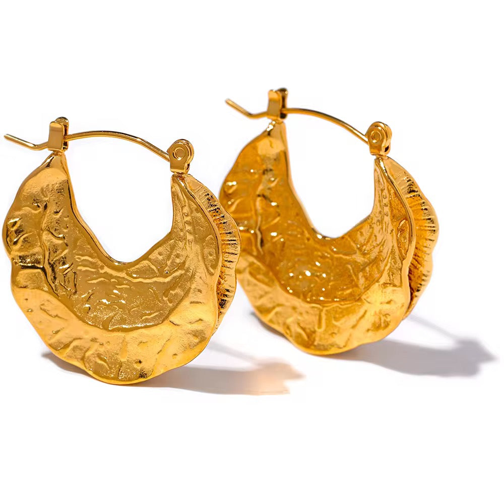 Boucles d’oreilles créoles dorées martelées 
