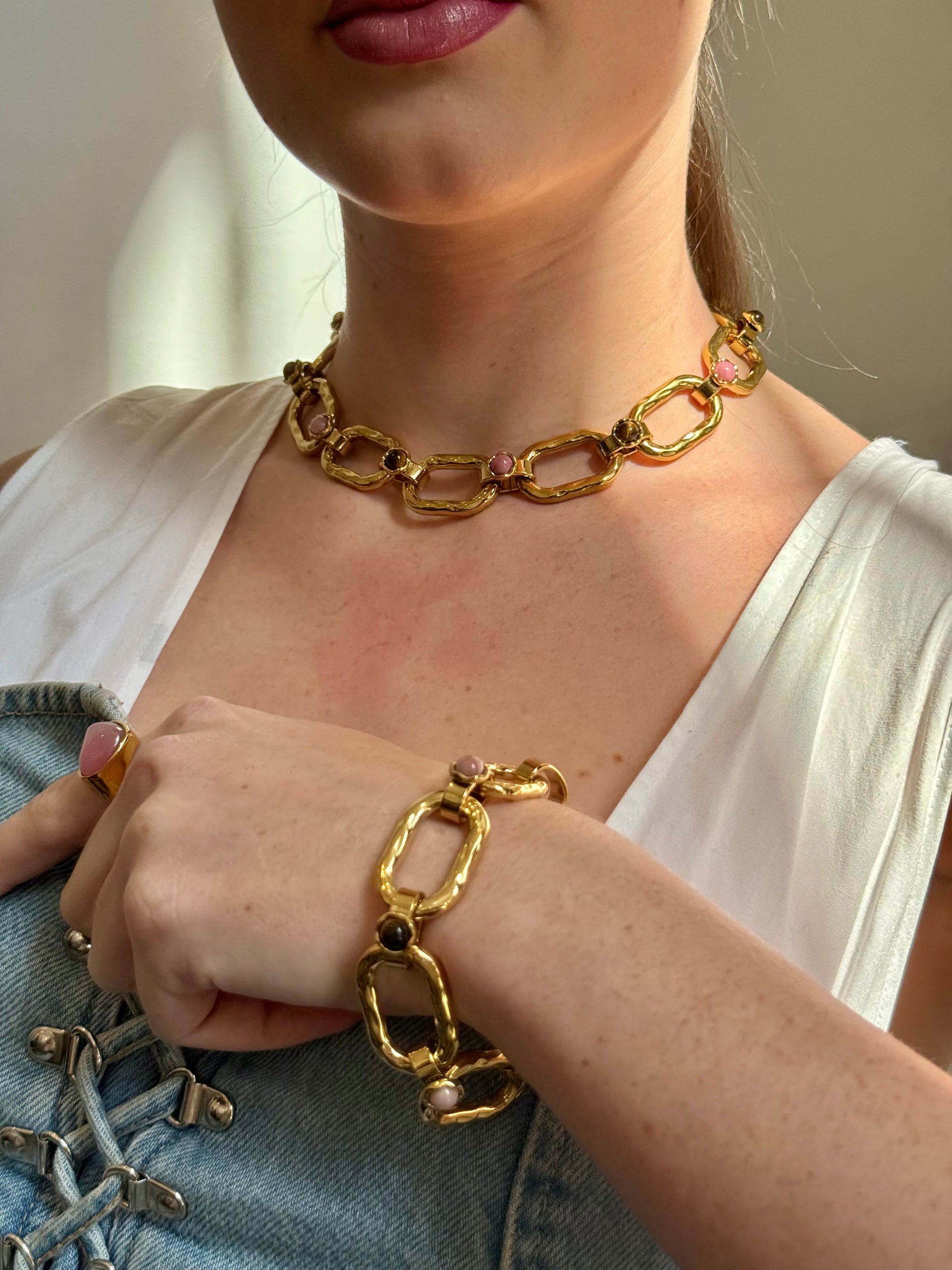 Bracelet gros maillons martelés ornés de pierres naturelles : bracelet Maïwenn 