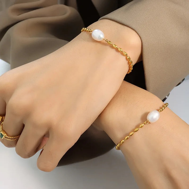 Unique : Bracelet doré avec une perle d'eau douce