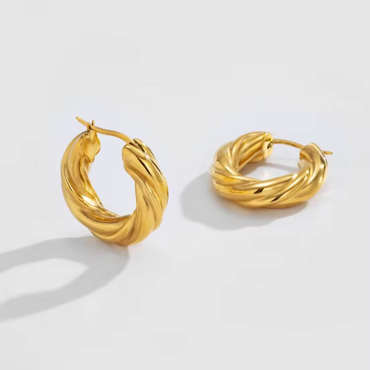Boucles d’Oreilles “Livia” – Créoles Torsadées Dorées Plaqué Or L'or Didon