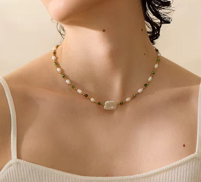 Collier en perles et pierres naturelles