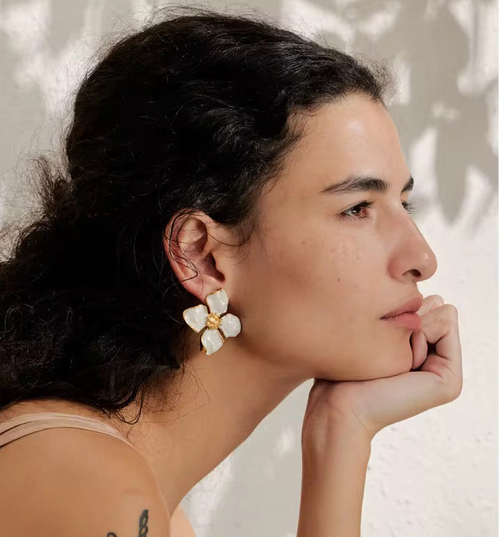 Boucles d’oreilles fleur : émail blan et acier inoxydable chirurgical