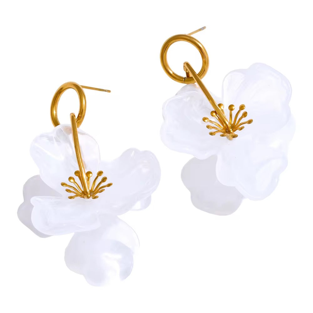 Flora : Boucles d’oreilles fleurs en résine blanche – Acier chirurgical doré, légères & élégantes