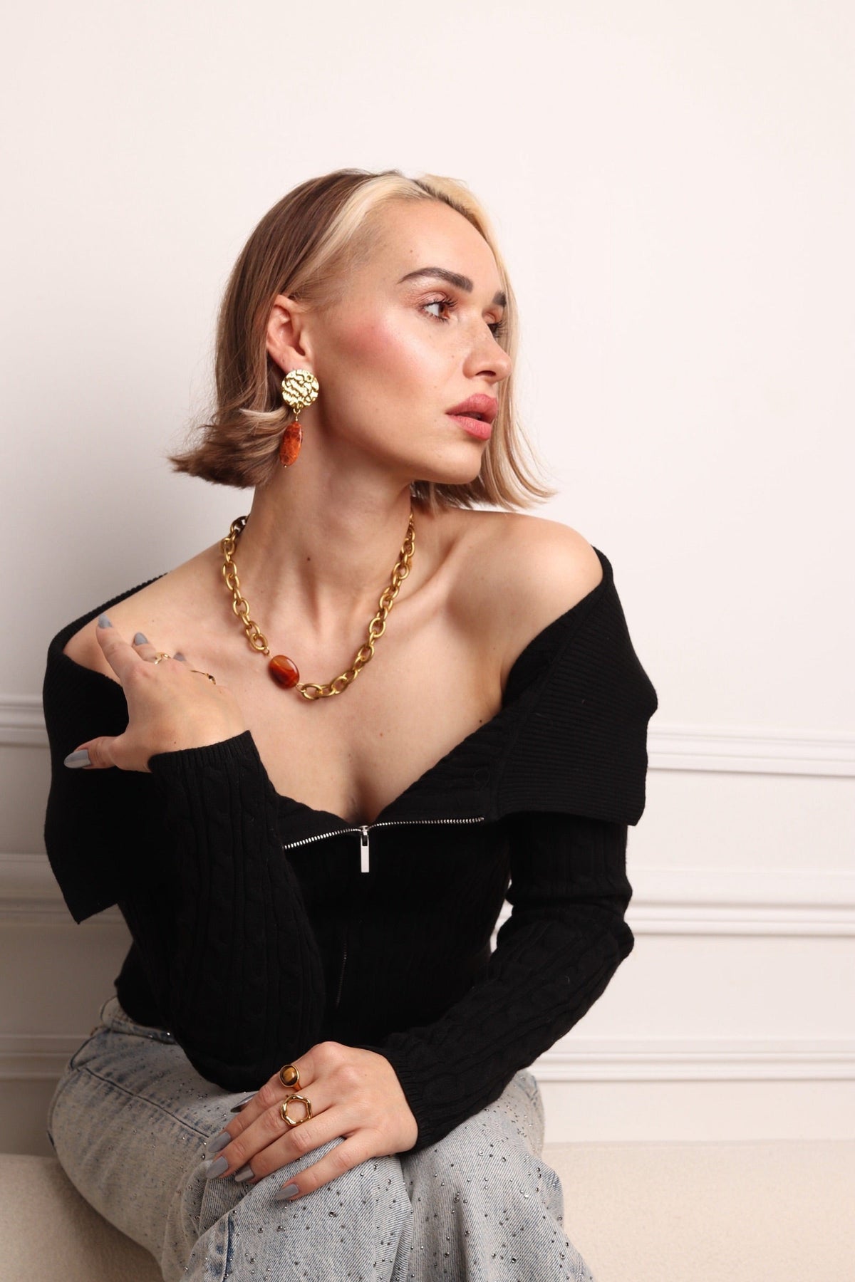 Gros plan sur les boucles d'oreilles orange en acier inoxydable, bijou coloré