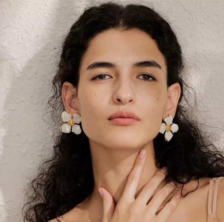Boucles d’oreilles fleur : émail blan et acier inoxydable chirurgical