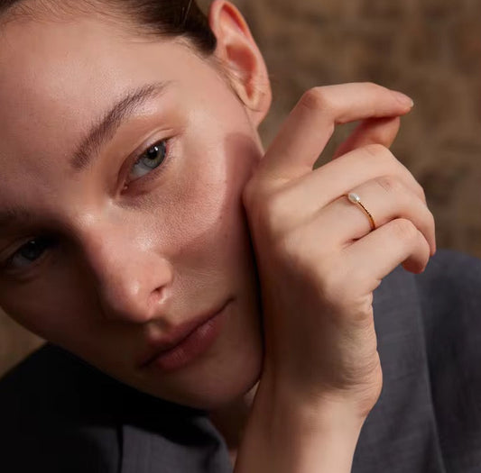 Bague fine avec mini perle naturelle
