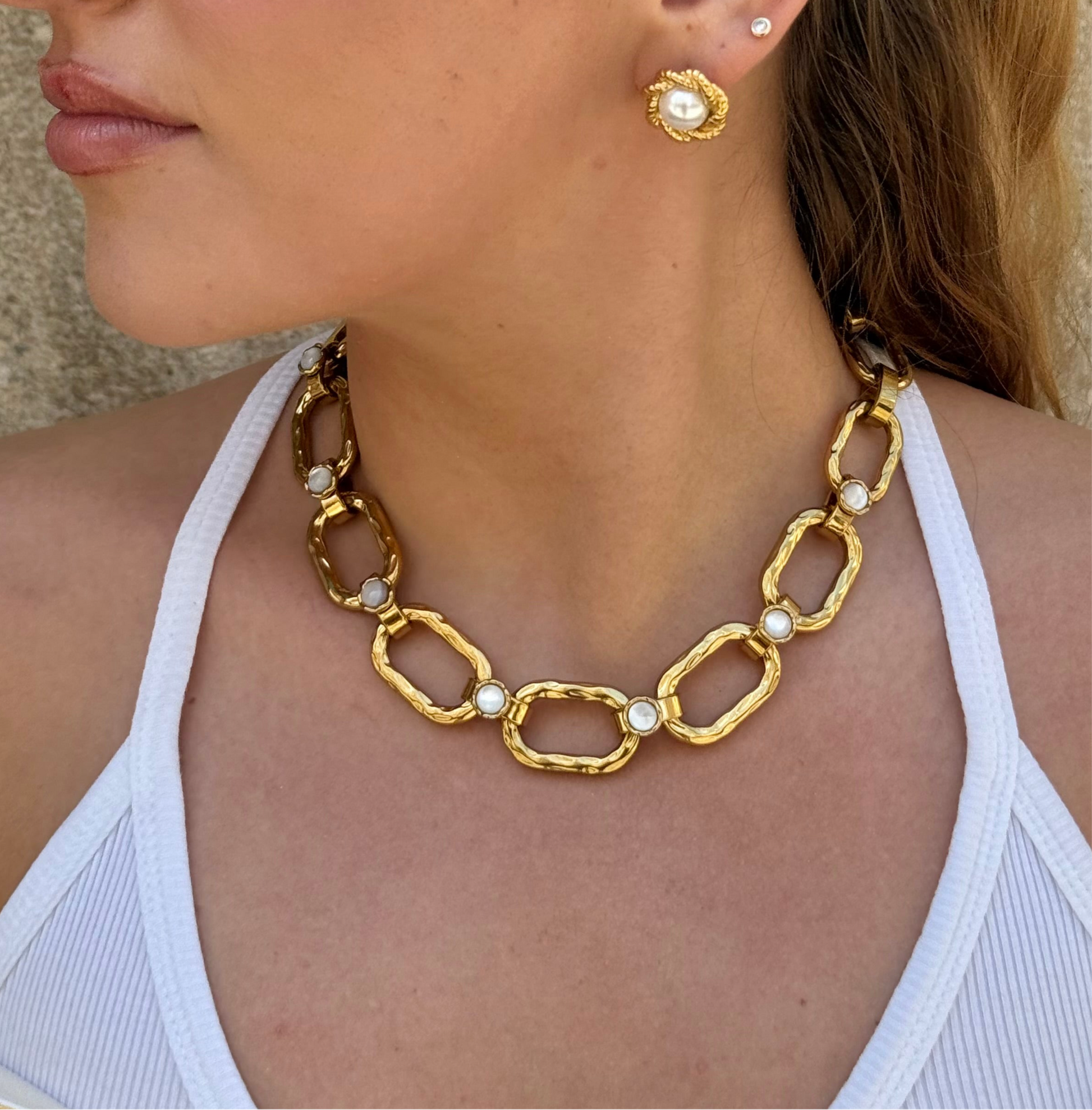 Collier choker gros maillons dorés ornés de  pierres de nacre blanches : Maïwenn